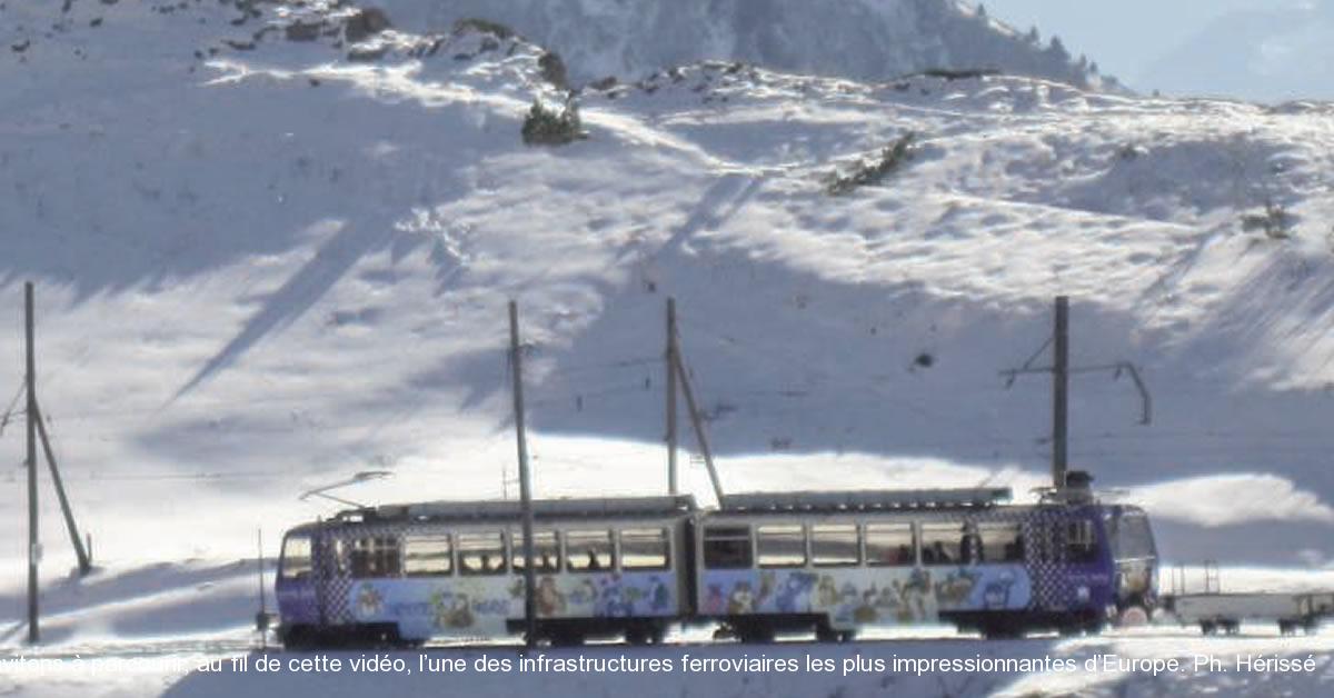 Parmi les lignes de Suisse exploitées par la célèbre compagnie du chemin de fer Montreux-Oberland-Bernois (MOB), celle des Rochers-de-Naye se distingue par une spectaculaire ascension au flanc de la montagne qui surplombe le lac Léman (lac de Genève). Cette ligne de 10,36 km, à voie unique et à l’écartement inhabituel de 800 mm, gravit des déclivités jusqu’à 220 ‰, grâce à une crémaillère de type Abt. Elle s’élève de la gare CFF-MOB de Montreux, à 395 m d’altitude, jusqu’au terminus des Rochersde- Naye, à 1 973 m, en traversant des paysages idylliques. Paradis des marmottes, lesdits Rochers culminent à 2 042 m, et offrent des échappées de vues superbes sur la région du Léman. C’est au poste de conduite d’une automotrice Bhe 4/8 que nous vous invitons à parcourir, au fil de cette vidéo, l’une des infrastructures ferroviaires les plus impressionnantes d’Europe. Ph. Hérissé