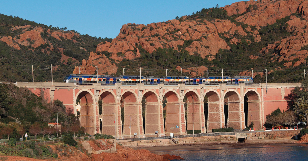 Un Regio 2N sur une mission Les Arcs-Draguignan - Menton franchit le viaduc d’Anthéor (29 janvier 2025 ; N. Poisson).