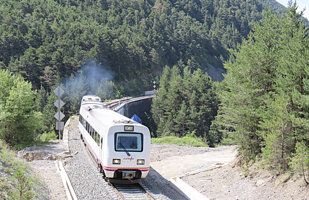 Première circulation commerciale du 9 juin 2025 de Saragosse à Canfranc assurée par un TRD (train régional diesel) 594.