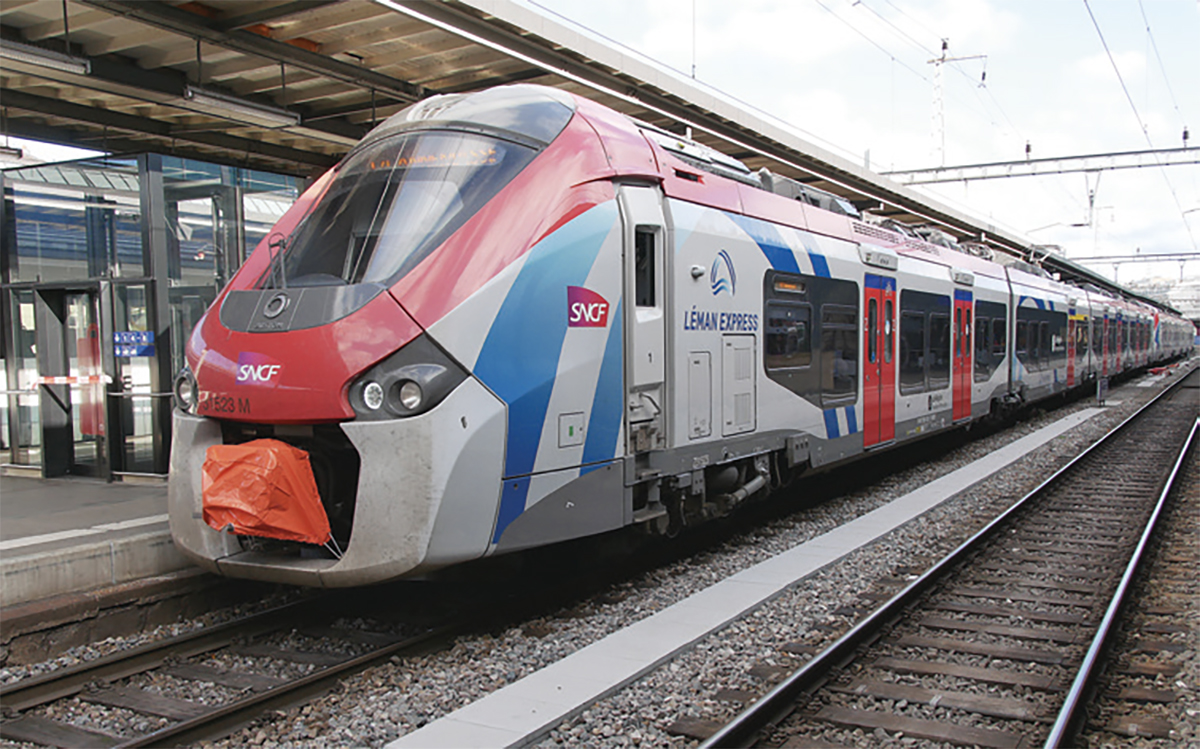 Le train SL 4 23134 Coppet - Annemasse, assuré par les Z 31523/524 et Z 31511/512, stationne en gare de Genève-Cornavin (8 novembre 2021).