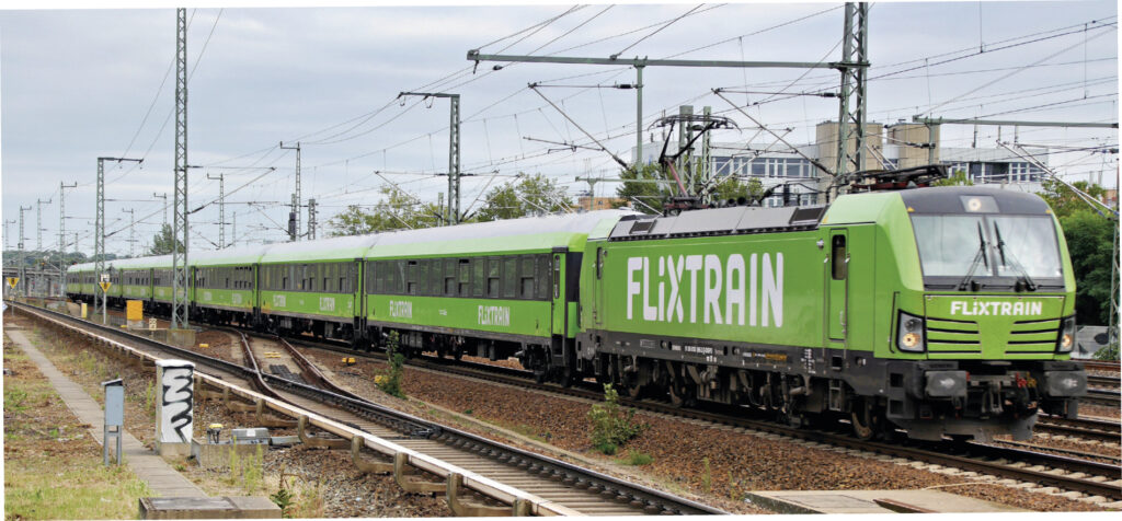 Le train FLX 1238 Berlin Südkreuz - Cologne Hbf, remorqué par la Vectron 193 865-3 appartenant à MRCE et louée à cette époque à SVG Stuttgart sous-traitant de FlixTrain, est aperçu peu avant Berlin Spandau où il arrivera à 18 h 34 (8 septembre 2020). © L. Levert
