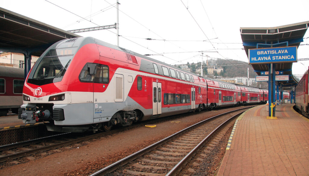 Le Kiss 561 103/603 des ZSSK stationne entre deux missions en gare Bratislava hlavná stanica (28 février 2024).