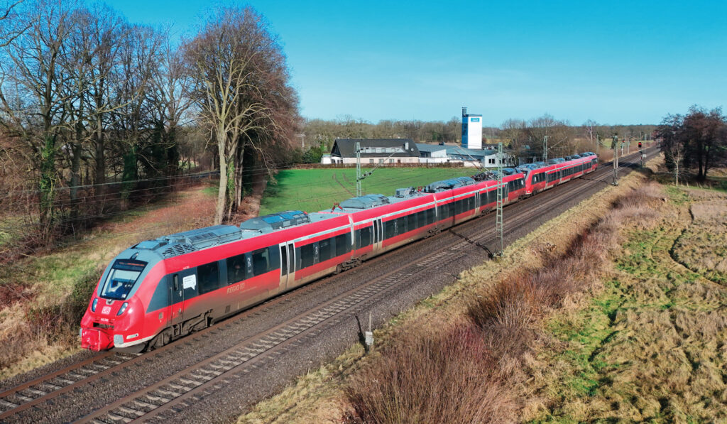 Le train RE 9 Brême Hbf - Osnabrück Hbf, assuré en attendant la mise en service des Coradia Max par une UM de Talent avec en tête le 442 280/780, est aperçu peu avant la gare de Bohmte, où il arrivera à 11 h 14 (28 janvier 2025).
