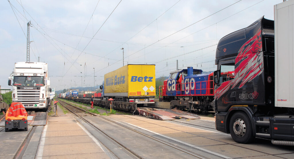 Opérations de chargement sur le terminal RAlpin de Fribourg (30 août 2007).