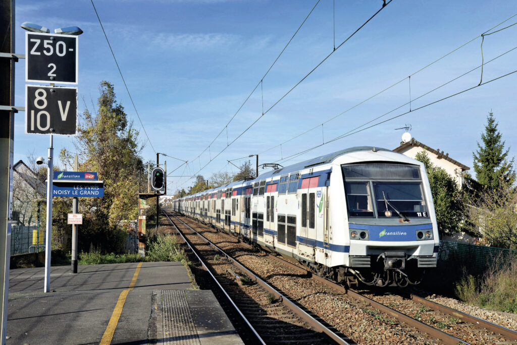 La rame 11 E pour Tournan arrive en gare des Yvris-Noisy-le-Grand le 22 novembre 2019. Noter à gauche les pancartes du point d’arrêt de la voie 2 (Francilien en haut et autres trains en dessous).