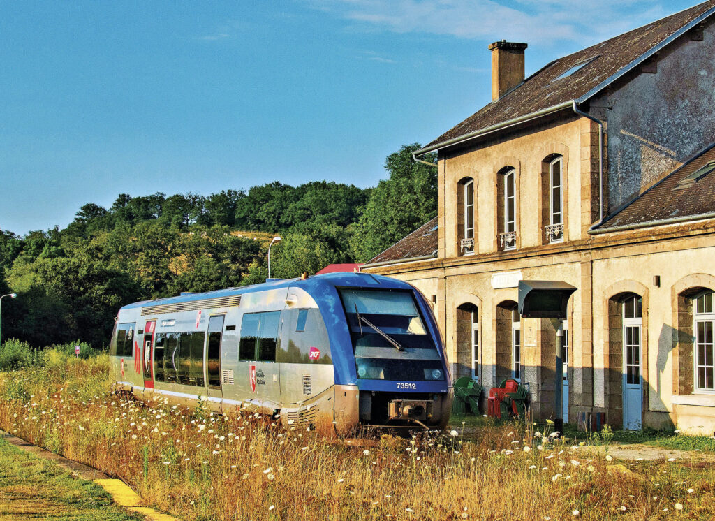 En gare de Felletin, cet A TER attend son prochain train du lendemain matin pour Limoges (28 juillet 2024 ; V. Bussereau).