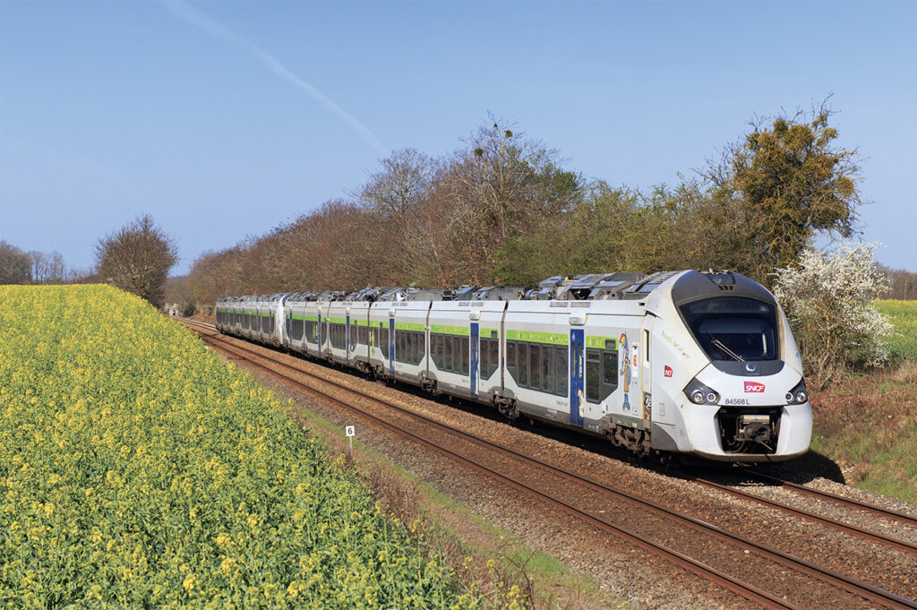 Les Régiolis B 84567/68 et 84583/84 en UM sont en charge du train 3420 Granville - Paris-Montparnasse, capturé lors de son passage à Godeneval le 4 avril 2021 (L. Battestini).