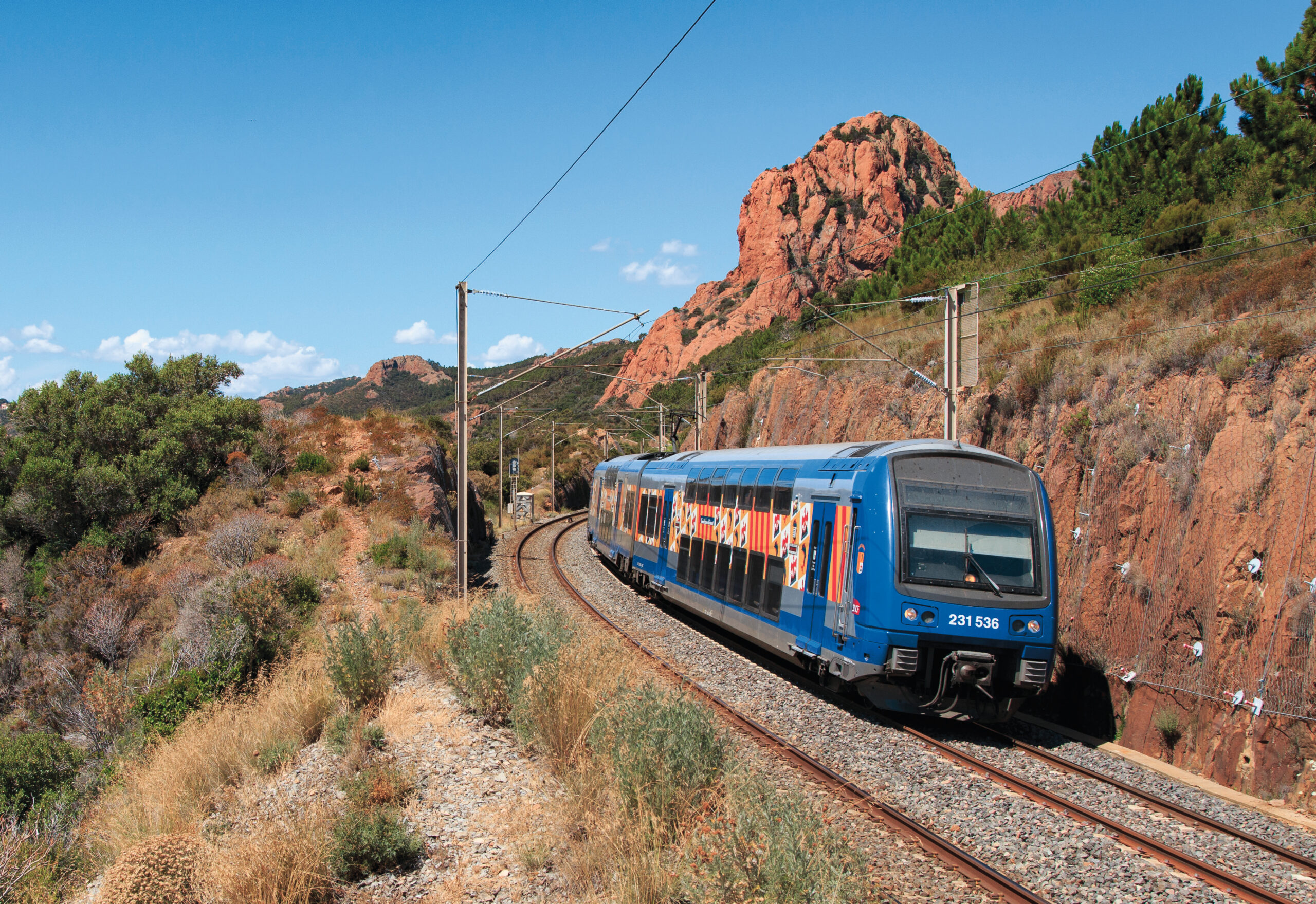 La Z 23536 est vue dans les courbes et contre-courbes de l’Esterel, à Anthéor, en charge du TER 881267 Les Arcs-Draguignan - Cannes (24 juin 2021 ; L. Battestini).