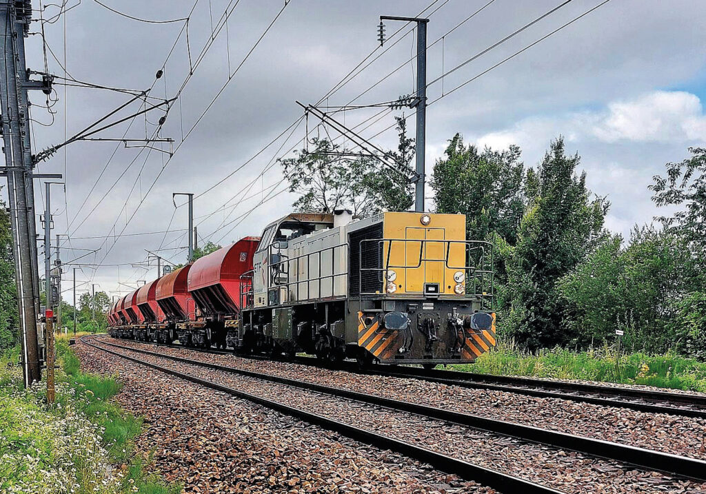 La locomotive G 1206 d’ETF tirant 12 wagons chargés à destination de l’ITE Stref de Tourville-la-Rivière s’époumone dans la rampe de Lécaude (Calvados).