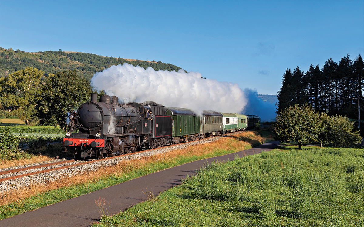 Le 15 septembre 2024, la 140 C 27 au train 801167 est en route pour Murat. Aux commandes, Christophe Bouty, un bénévole de l’association Gadeft, est attentif à la voie.