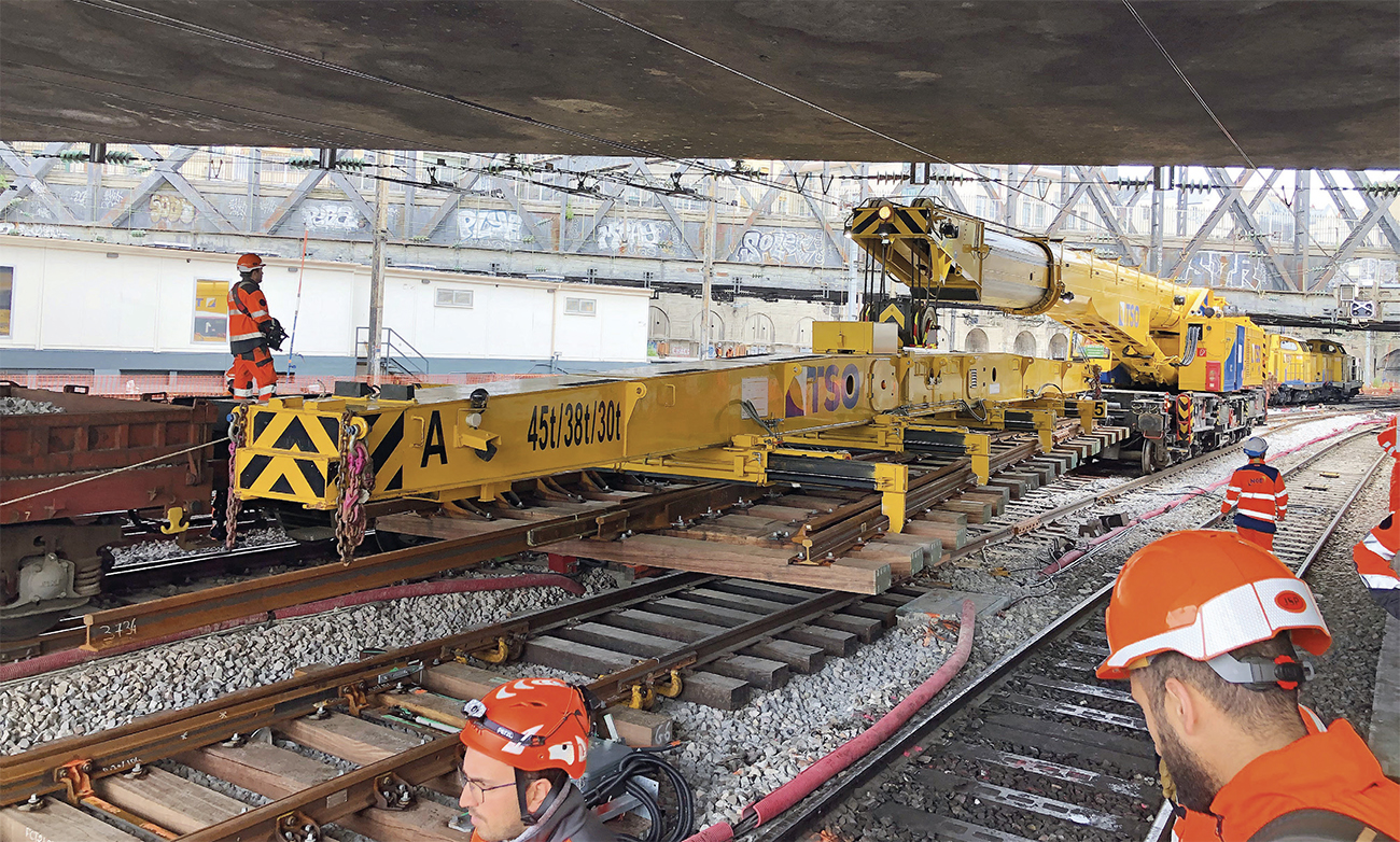 Sur le chantier de Paris-Est, la grue Kirow transporte l’appareil neuf à son emplacement (24 mai 2025).
