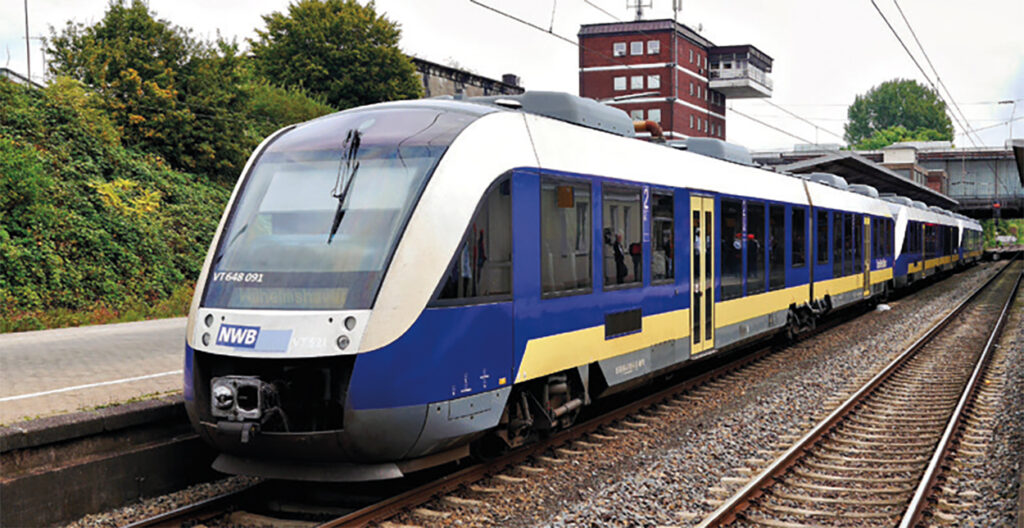 Le train NWB 82325 Osnabrück Hbf - Wilhelmshaven, assuré par une triplette de Lint 41 de Nord West Bahn partira de la gare inférieure d’Osnabrück Hbf (2 septembre 2014).