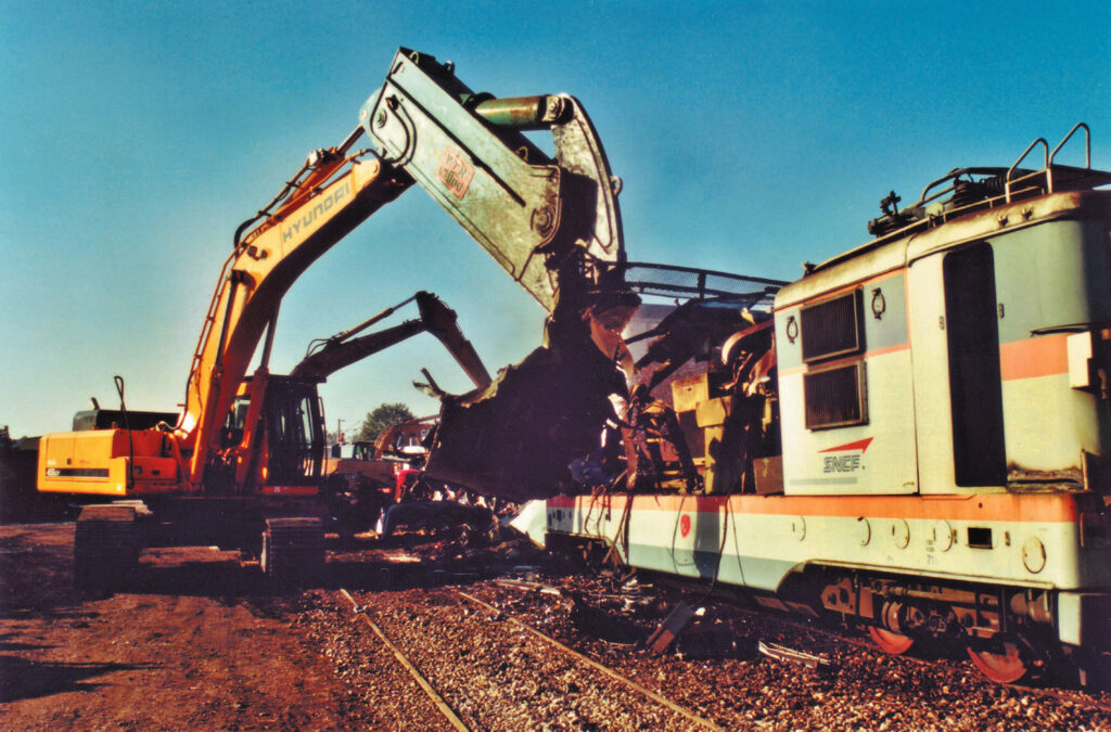 une citerne ferroviaire de réemploi est en cours de chargement sur une remorque surbaissée pour expédition vers son ultime destination : le stockage d’engrais liquide sur une exploitation agricole
