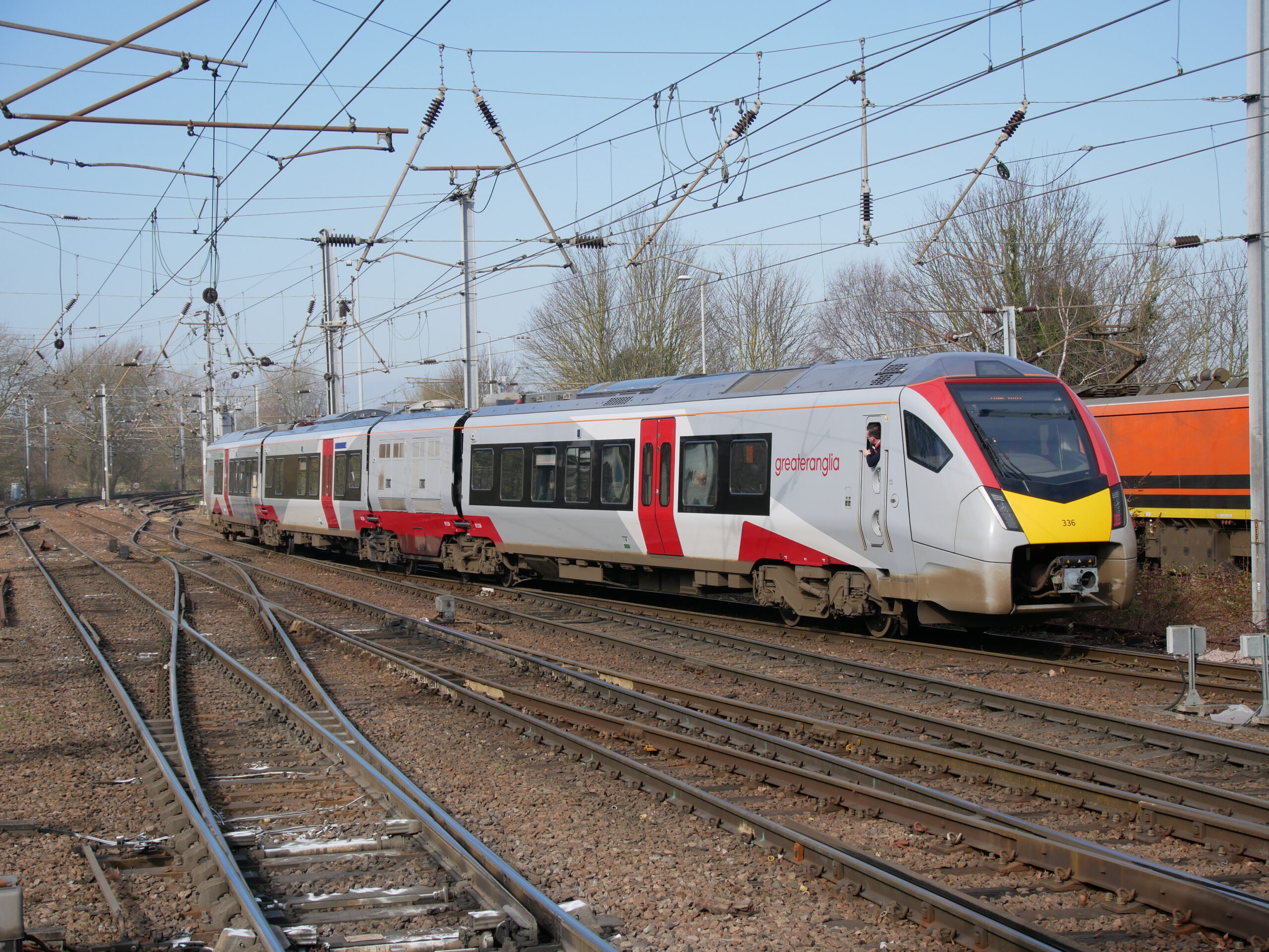 Le train 2D74 Ipswich – Lowestoft, assuré par le Flirt bi-mode Class 755/3 755 336, quitte à 10 h 16 la gare d’Ipswich (10 mars 2022) Crédit photo : Luc LEVERT