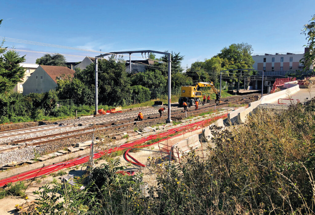 Les travaux RATP de raccordement entre l’ancien tracé à droite vers la gare des Baconnets et le nouveau tracé à gauche (ligne B du RER). Au premier plan, emplacement de la future voie en tranchée de raccordement TGV sens pair (8 août 2025).