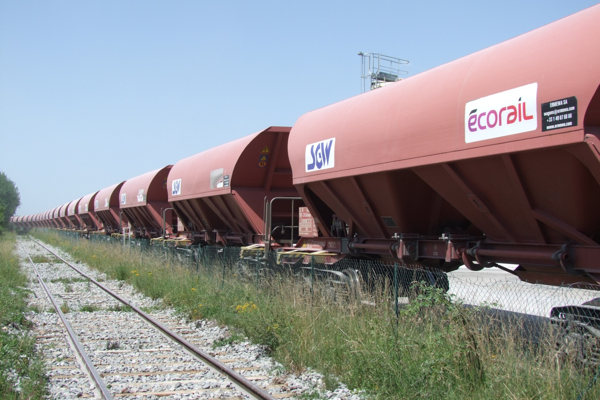 Une rame de wagons Fanps chargée de produits de carrière sur une ITE.