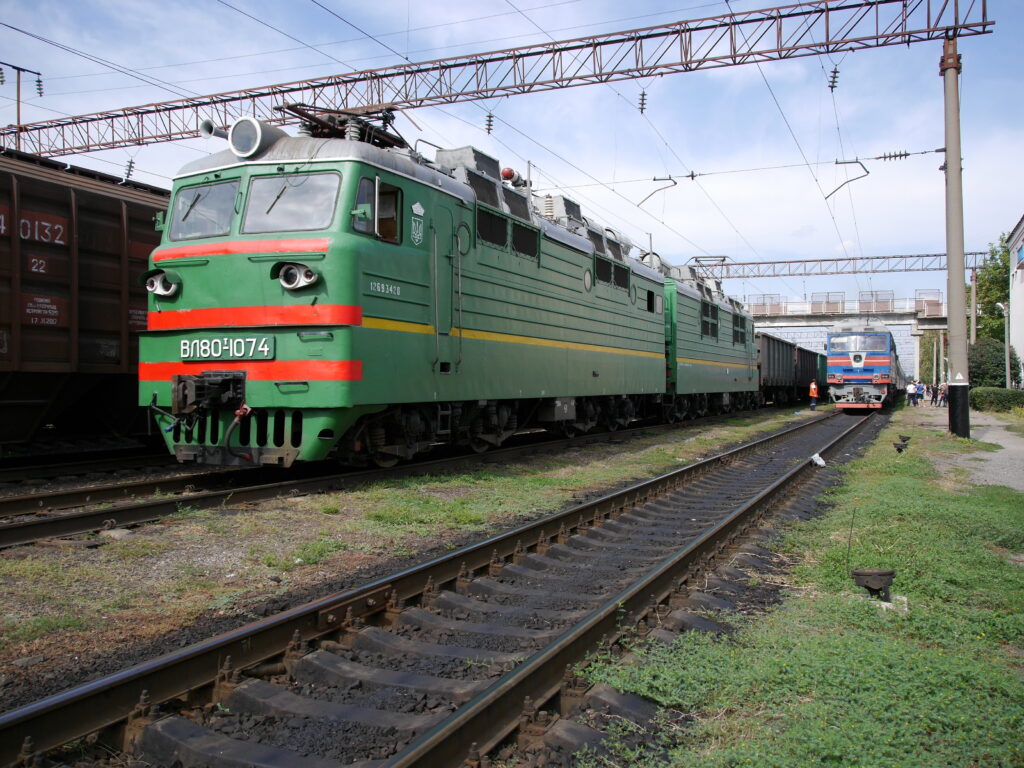 Légende de la photo 6680284 : L’âge moyen du parc d’engins moteurs d’Ukrzaliznytsya est de 46 ans ; ici stationne, en gare de Dolynska, la locomotive électrique double VL80T 1074 construite en août 1975 par NEVZ (Novocherkassk) en tête d’un train de fret (14 septembre 2018). Crédit photo : Luc LEVERT