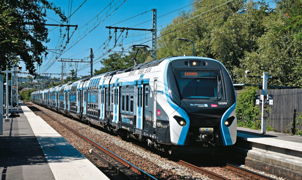 Le RER NG est en service sur la branche de Corbeil-Essonnes (ligne D). Les rames 009 M et 014 M sont vues à Viry-Châtillon le 7 août 2025.