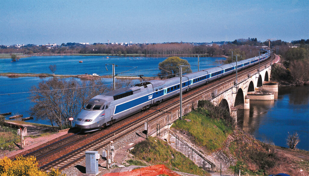 Ce TGV avec rame Atlantique Nantes - Paris franchit le viaduc de la Pointe- Bouchemaine, près d’Angers (30 avril 1994 ; B. Collardey).