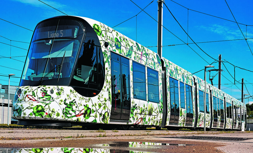 Habillés d’une œuvre originale de Barthélémy Toguo, artiste de renommée internationale, les tramways de la ligne 5 s’inscrivent dans la tradition artistique de la ville (© TaM).