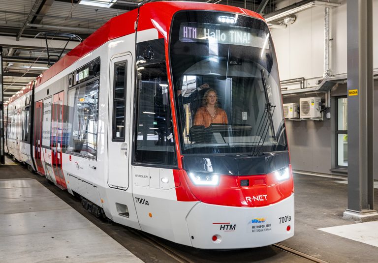 La rame Tina 7001 de HTM stationne dans un atelier (4 septembre 2026). Crédit photo : Stadler Rail