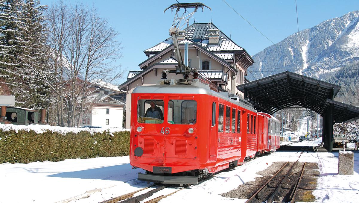 Trois lignes à voie métrique SNCF alignées sur le STRMTG