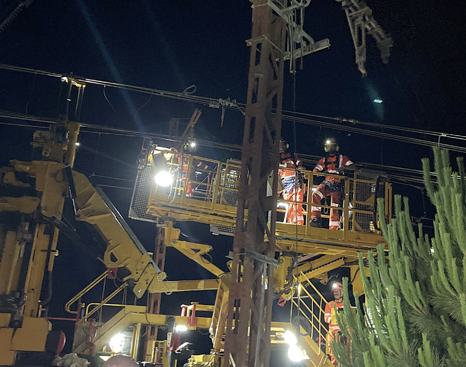 Nîmes – Montpellier : le train usine remplace 500 poteaux caténaires en 2022