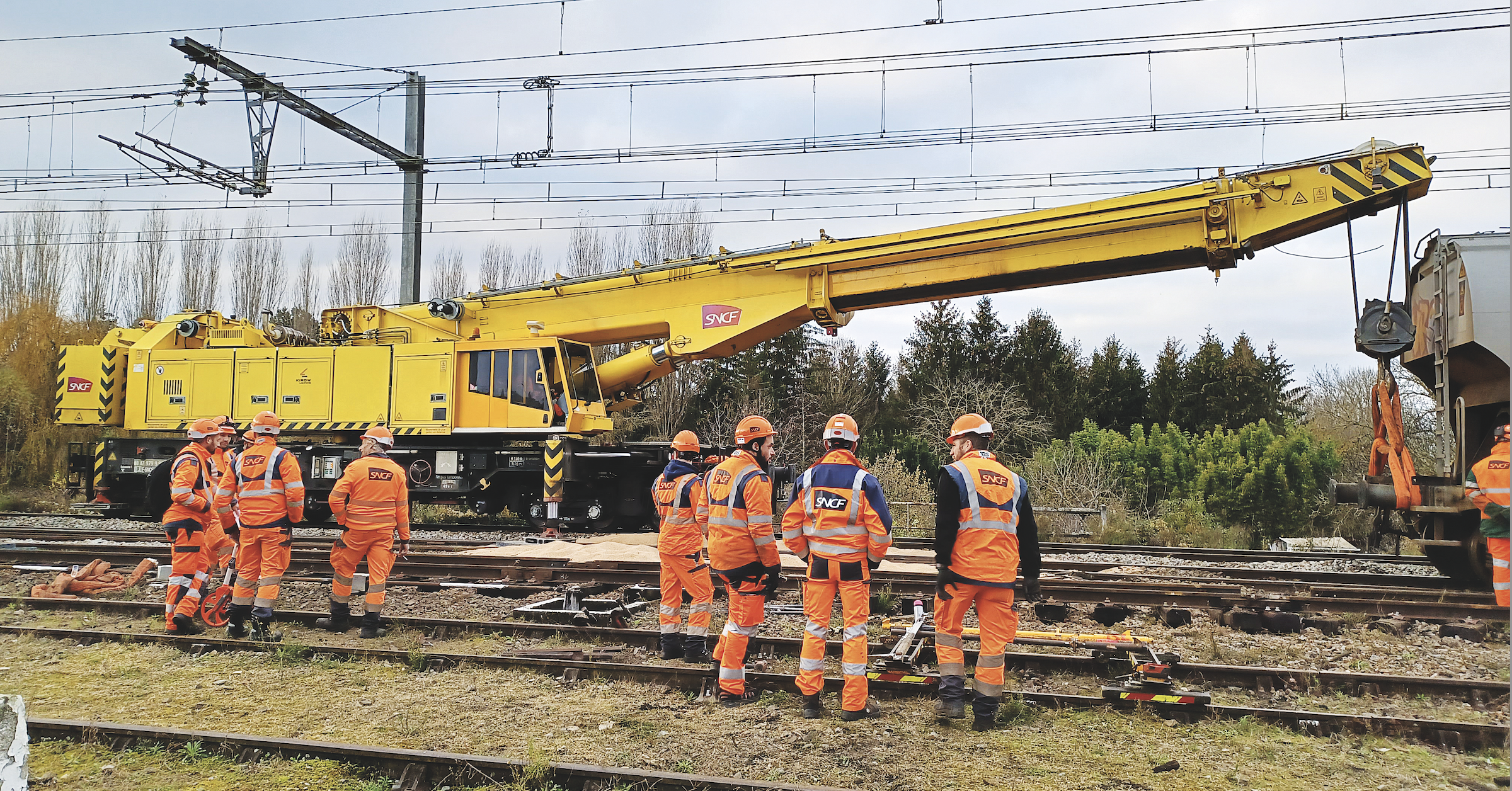 Déraillement d’un train de fret : la grue Kirow à la rescousse