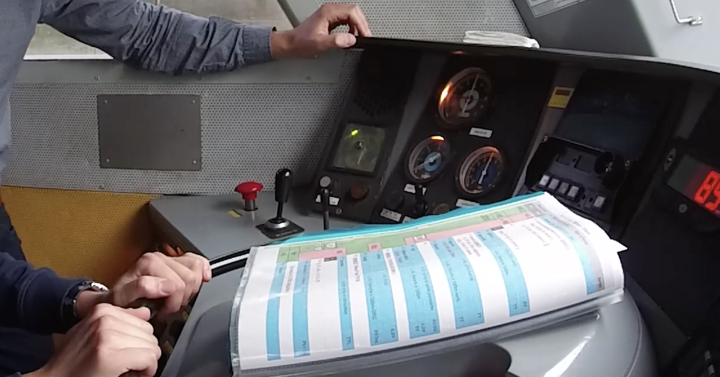 RP307 : DE PARIS-AUSTERLITZ À TOURS – En cabine d’un V200 (3e partie)