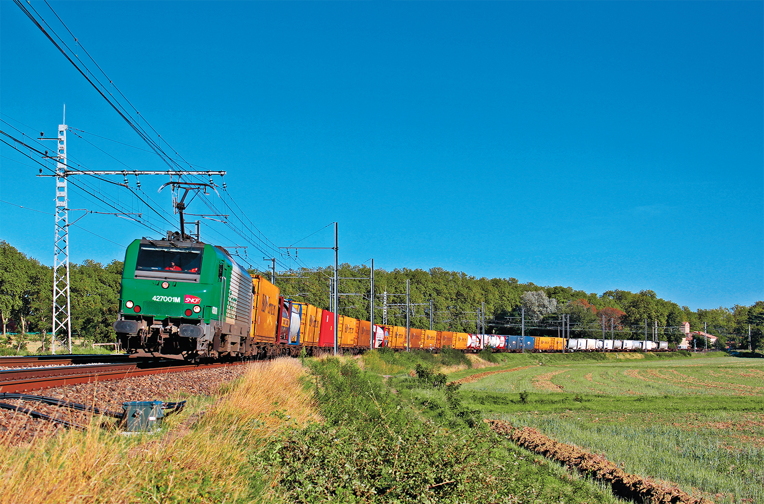 Le train 50294 entre Perpignan et Dourges s’éloigne de Villefranche-de-Lauragais au crochet de la tête de série des BB 27000 (2 septembre 2014 ; M. Solernou).
