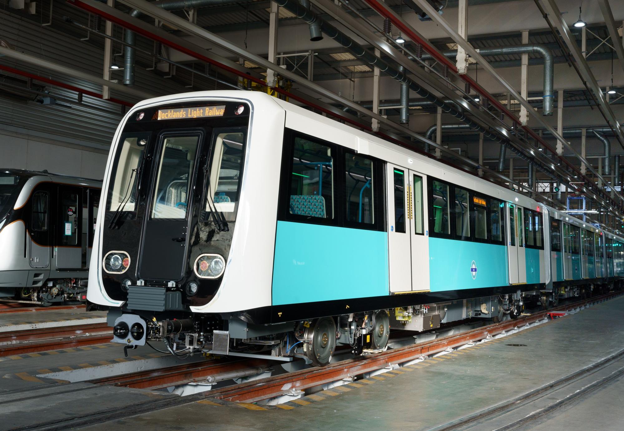Royaume-Uni : La première rame de métro léger nouvelle génération de CAF en service sur le DLR