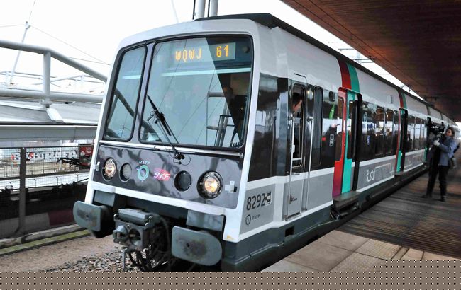 La première rame rénovée en circulation sur le RER B