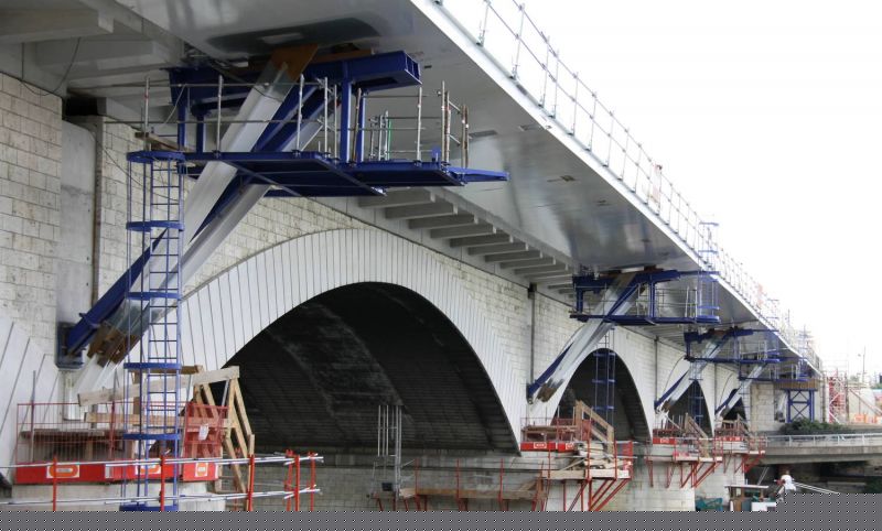 Paris : une passerelle métallique pour les piétons le long du T3
