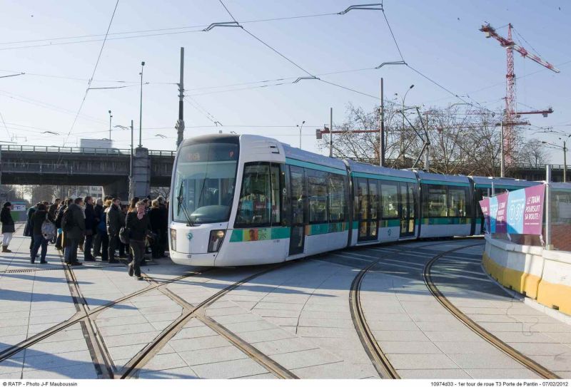 Tramway : sortie de la première rame du prolongement du T3
