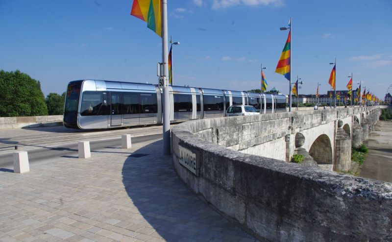 Tours : une fois inauguré, le tram affronte le quotidien