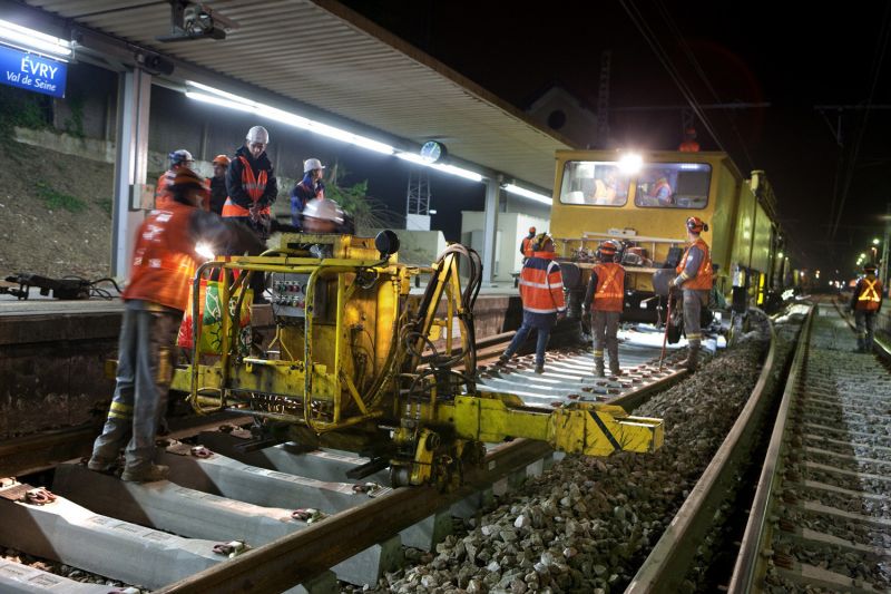 RER D : une usine roulante pour changer 54 km de rail à toute vitesse
