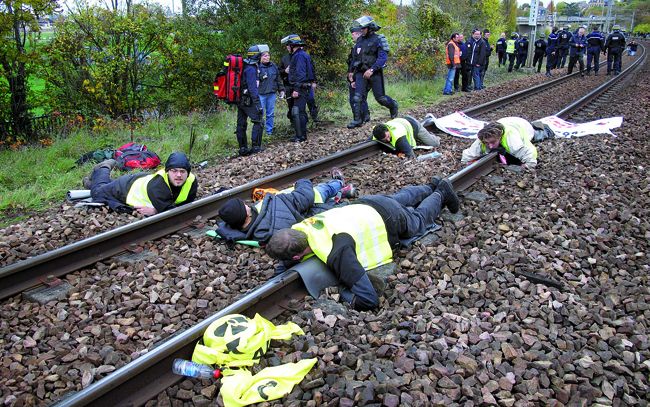 Un convoi nucléaire sous haute surveillance